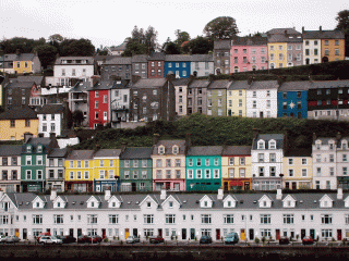 Cobh színes házai